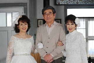 石坂浩二、ウエディングドレス姿の浅丘ルリ子&加賀まりこと腕組み3ショット