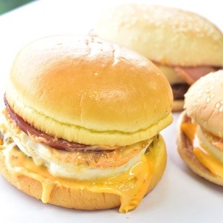 マックの"二代目"「月見バーガー」実食! どこが変わったのか確かめてみた