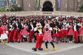 TDLにミッキー&ミニー仮装者500人集結! ハロウィーンイベント20周年をお祝い