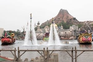 ディズニーシーでアクロバティックな水上演出! ハロウィーンで初お披露目