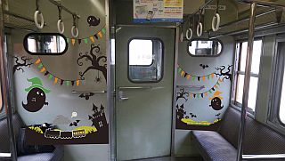 JR東日本115系湘南色「かぼちゃ電車」車内をハロウィーン仕様にラッピング