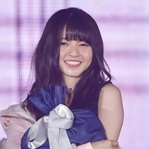 乃木坂46齋藤飛鳥、美脚&二の腕チラリ! ノースリーブミニワンピ姿を披露