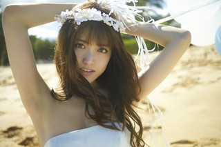 乃木坂46松村沙友理、1st写真集で水着&ウエディングドレス姿披露