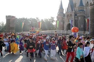 ディズニーランドを仮装で走るハロウィーンラン、ミッキーの号令でスタート