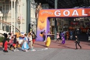 ミッキーら約30キャラが応援! ディズニーランドでハロウィーン仮装ラン開催