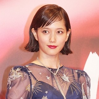 本田翼、セクシー透けドレスで胸元&美脚あらわ! 美背中も大胆露出