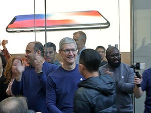 iPhone X発売、最後はクックCEO登場、供給改善で発送日「3～4週間」に短縮