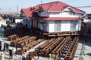 浜寺公園駅旧駅舎がスローで動く! 南海電鉄、曳家工事を報道公開