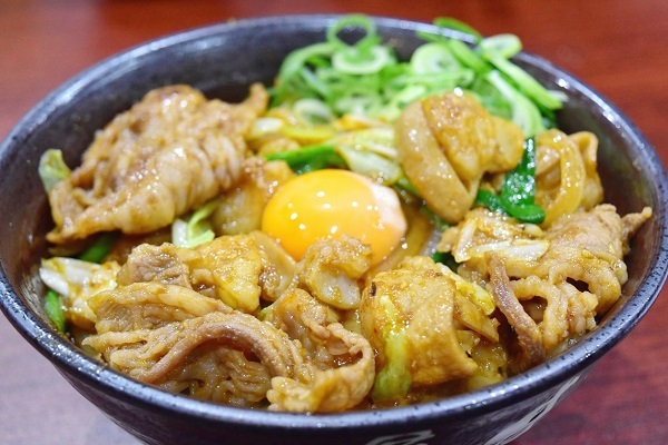 伝説のすた丼屋のご当地メニュー3弾! 大阪ホルモン丼は食感の宝庫