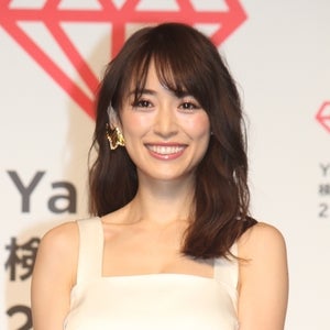 泉里香「新しい興奮を覚えた」美背中&デコルテあらわな衣装で1年振り返る