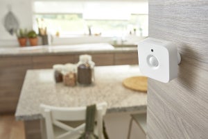 家の照明が勝手に点いたり消えたり、これ便利!? - Philips Hue モーションセンサーを体験