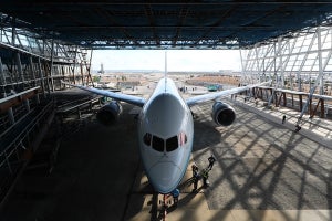 ボーイング787初号機、3,500人に見守られ公道封鎖経て大移動--写真61枚