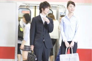 「駅と電車内の迷惑行為ランキング」1位は今年も「騒々しい会話」