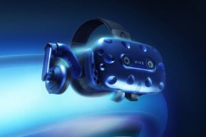 HTC、画面の解像度高めた「VIVE Pro」とVIVEを無線化するアダプタ