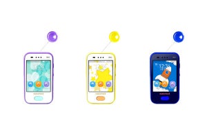 KDDI、タッチパネル搭載でスマホ風になったキッズケータイ「mamorino4」