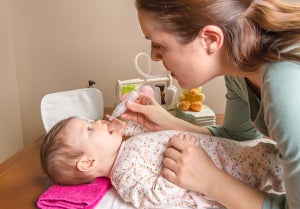 赤ちゃんの鼻水、吸った方がいい? 医師が教える上手な吸い方