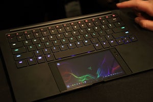 Razer、スマホを装着できるノートPC型ドック「Project Linda」