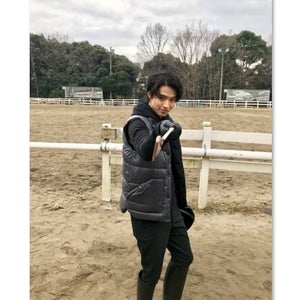 山崎賢人、乗馬倶楽部で決めポーズ! 馬たちとの"ほっこり"裏話も