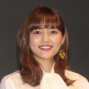 川口春奈、美脚チラリ"しろときいろ"衣装で主演ドラマをPR