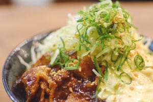 すた丼の新作はピリ辛×タルタル! 豪快かつジャンクな丼で小食化に喝!!