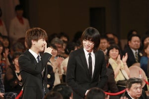 岩田剛典&菅田将暉、顔を見合わせ笑顔! 豪華俳優陣レッドカーペット