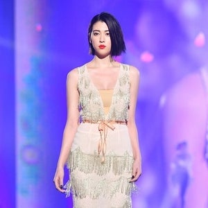 三吉彩花、胸元開いたセクシードレスで魅了