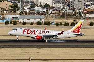 FDA、12機目のホワイトなERJ175受領--初便は夜景遊覧 ホワイトデーフライト