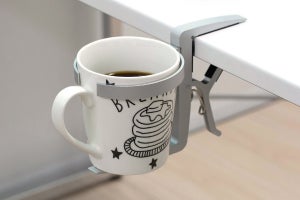 もうコーヒーこぼさない! 上海問屋、机に挟むドリンクホルダー