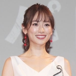 泉里香、美背中あらわなドレスで男の欲望を見抜く!?