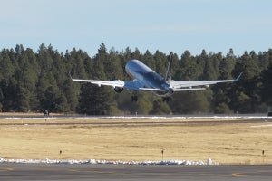 MRJ、飛行試験機4号機で高地試験--「MRJミュージアム」来館者が1万人突破