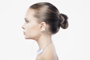 耳穴をふさがないワイヤレスイヤホン「earcuffs」