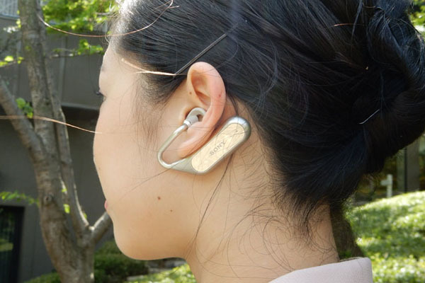 大事な会話も、滝の音も逃さない - 風光明媚な日本庭園をXperia Ear Duoと歩く