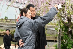 吉田鋼太郎の"吉田羊･愛"が爆発! 不倫役を超えた、親密写真が初公開