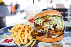 渋谷にロス発のハンバーガー店「FATBURGER」登場 - パティ6枚重ねも!