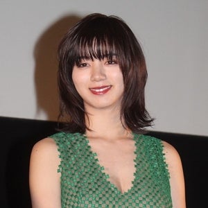 池田エライザ、幽霊に愛着!? 美谷間セクシーな衣装で明かす