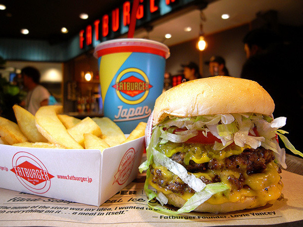 “ふつう”が逆に斬新? 黒船バーガーとは一線を画す「FATBURGER」