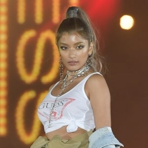 ローラ、おなかチラ見せでセクシー! GirlsAwardサプライズ登場に歓声