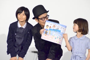 『万引き家族』興収12億超! 子役2人が”リリーお父さん”にサプライズ