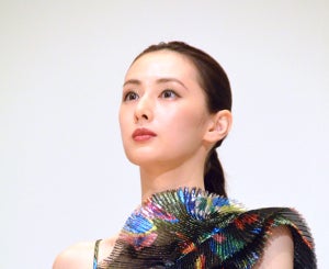 北川景子、肩出し豪奢ドレスで登場 「みんなを誘う腹踊り」真摯に模索