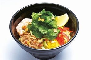 かっぱ寿司、タイ風の汁なし麺「バーミーヘン」発売 - 追いパクチーも用意