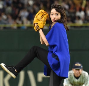 石原さとみ、始球式で三浦大輔氏直伝の2段モーション披露もノーバンならず