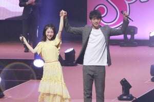 竹内涼真＆浜辺美波、胸キュンシーン再現に大歓声! キュートなダンスも