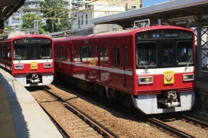 京急電鉄「京急川崎ステーションバル」ホームや1500形車内がバルに