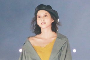 河北麻友子の美デコルテにうっとり! キュートなウインクも