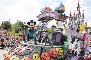 ミッキーたちが早着替え!「ディズニー･ハロウィーン」新パレードお披露目