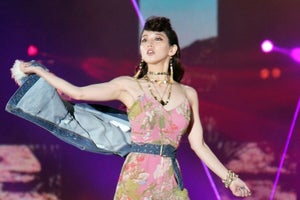 吉岡里帆、胸元セクシー衣装でオーラ放つ! GirlsAwardトップ飾る