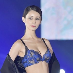 ダレノガレ明美、美バスト大胆露出! ランジェリー姿で観客悩殺