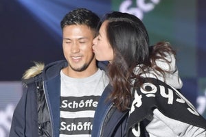 高橋ユウ、婚約者の卜部弘嵩選手にキス! ランウェイで幸せオーラ全開