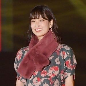 けやき坂46佐々木久美、ミニスカワンピでスラリ美脚披露