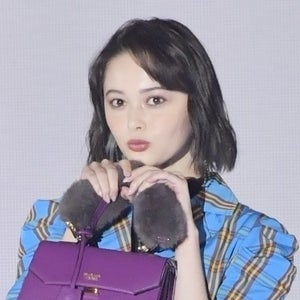 玉城ティナ、ミニワンピでスラリ美脚あらわ